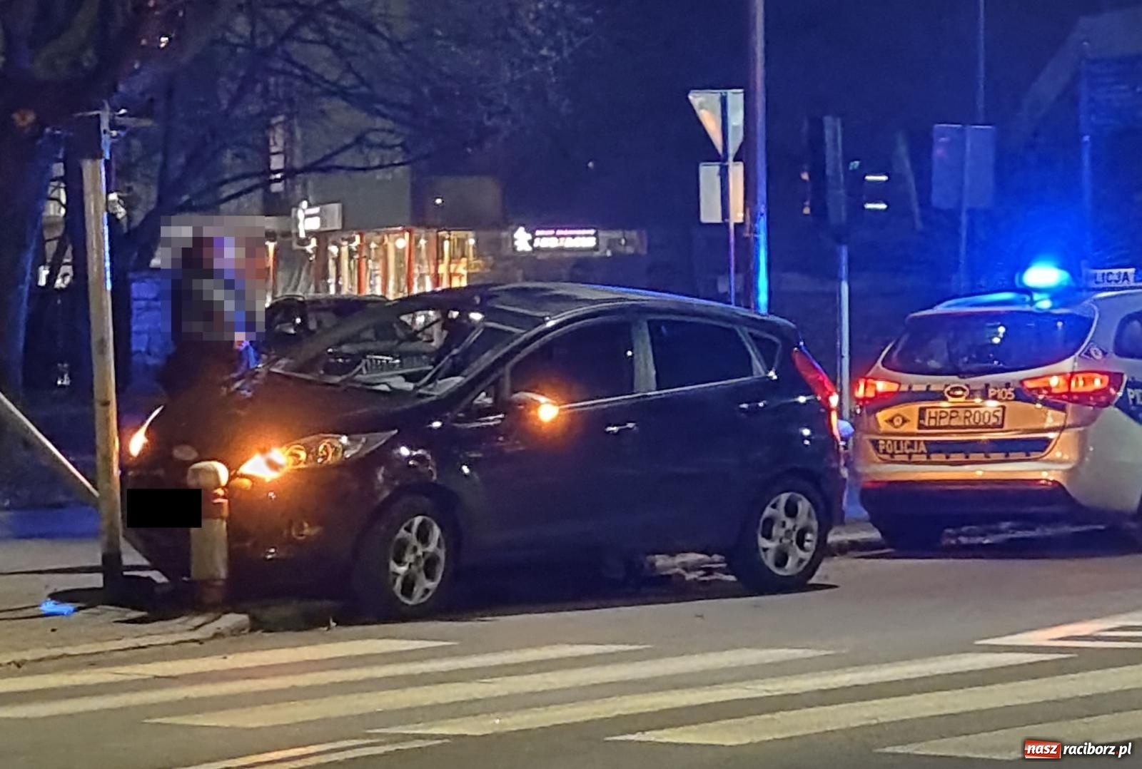 Zdjęcie w galerii na portalu naszraciborz.pl: Uszkodzony słupek, znak i sygnalizator. Skutki kolizji przy raciborskim sądzie [FOTO] wiadomości z regionu
