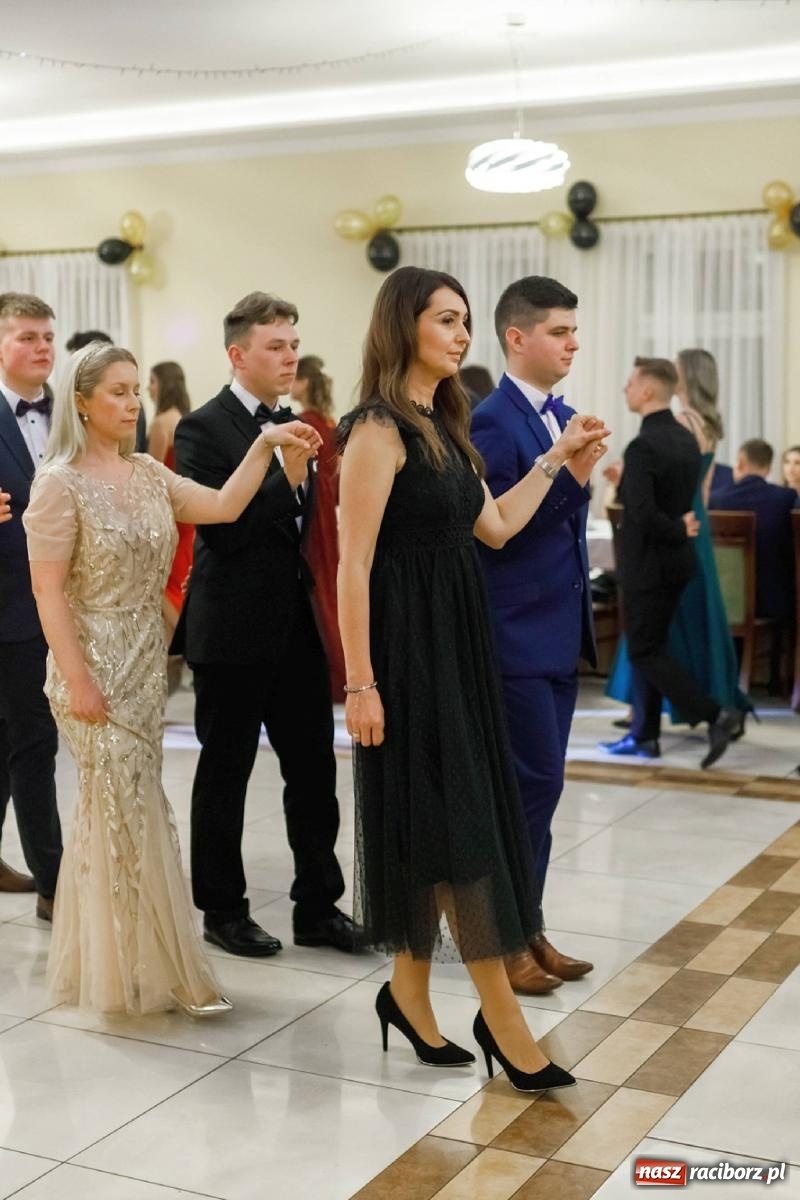 Zdjęcie w galerii na portalu naszraciborz.pl: Bal studniówkowy raciborskiego Mechanika [FOTO i WIDEO] wiadomości z regionu