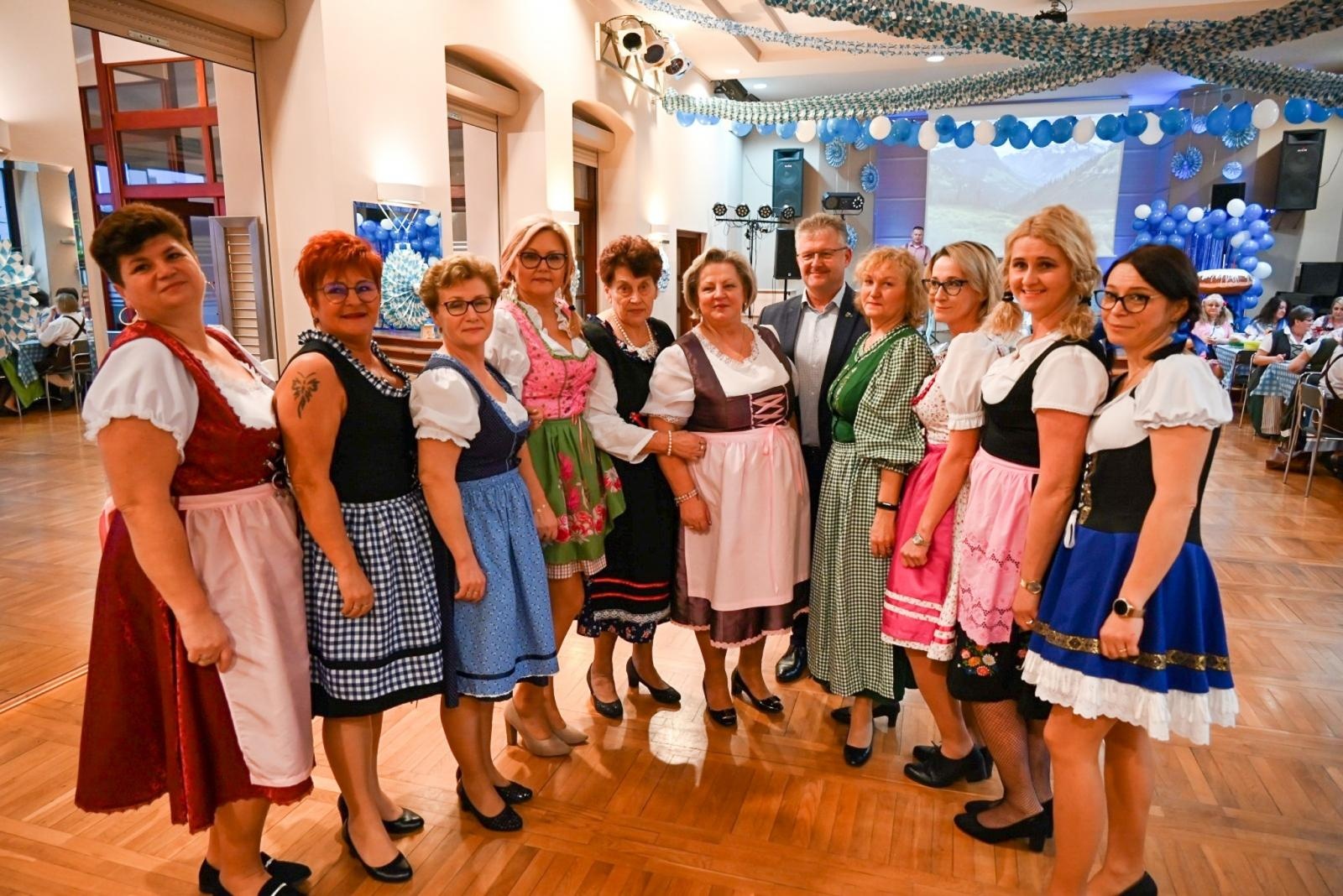 Zdjęcie w galerii na portalu naszraciborz.pl: Wójt stracił krawat, a gospodynie szalały. Babski comber w Tworkowie [FOTO i WIDEO] wiadomości z regionu