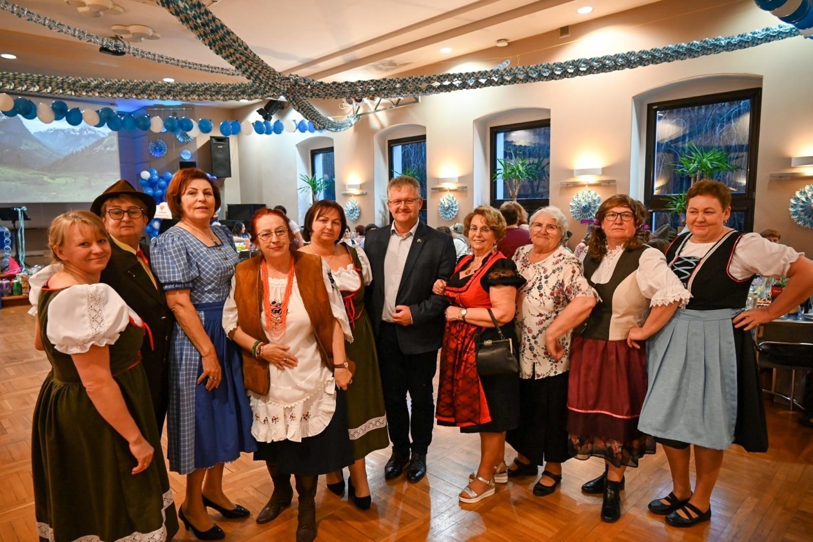 Zdjęcie w galerii na portalu naszraciborz.pl: Wójt stracił krawat, a gospodynie szalały. Babski comber w Tworkowie [FOTO i WIDEO] wiadomości z regionu