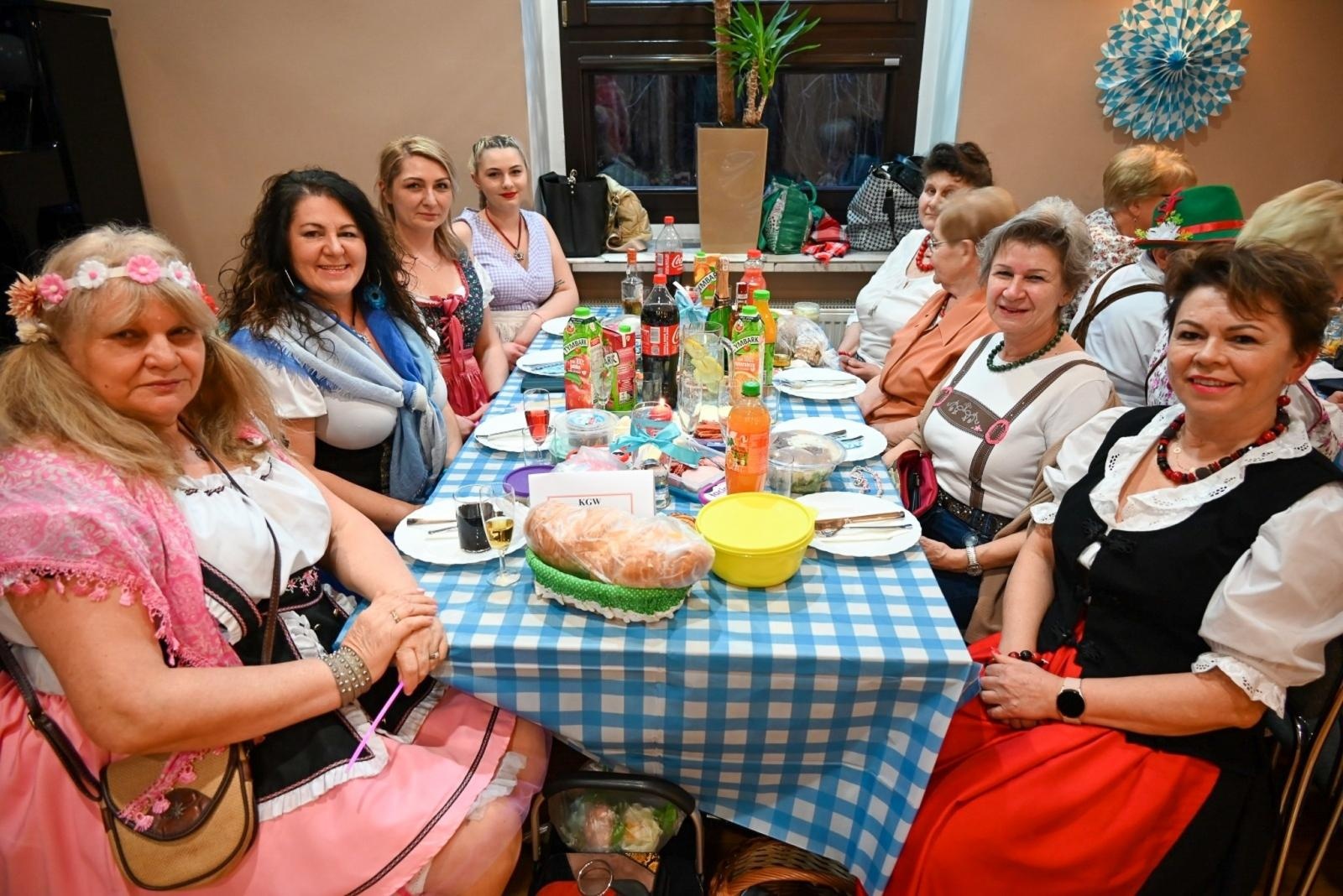 Zdjęcie w galerii na portalu naszraciborz.pl: Wójt stracił krawat, a gospodynie szalały. Babski comber w Tworkowie [FOTO i WIDEO] wiadomości z regionu