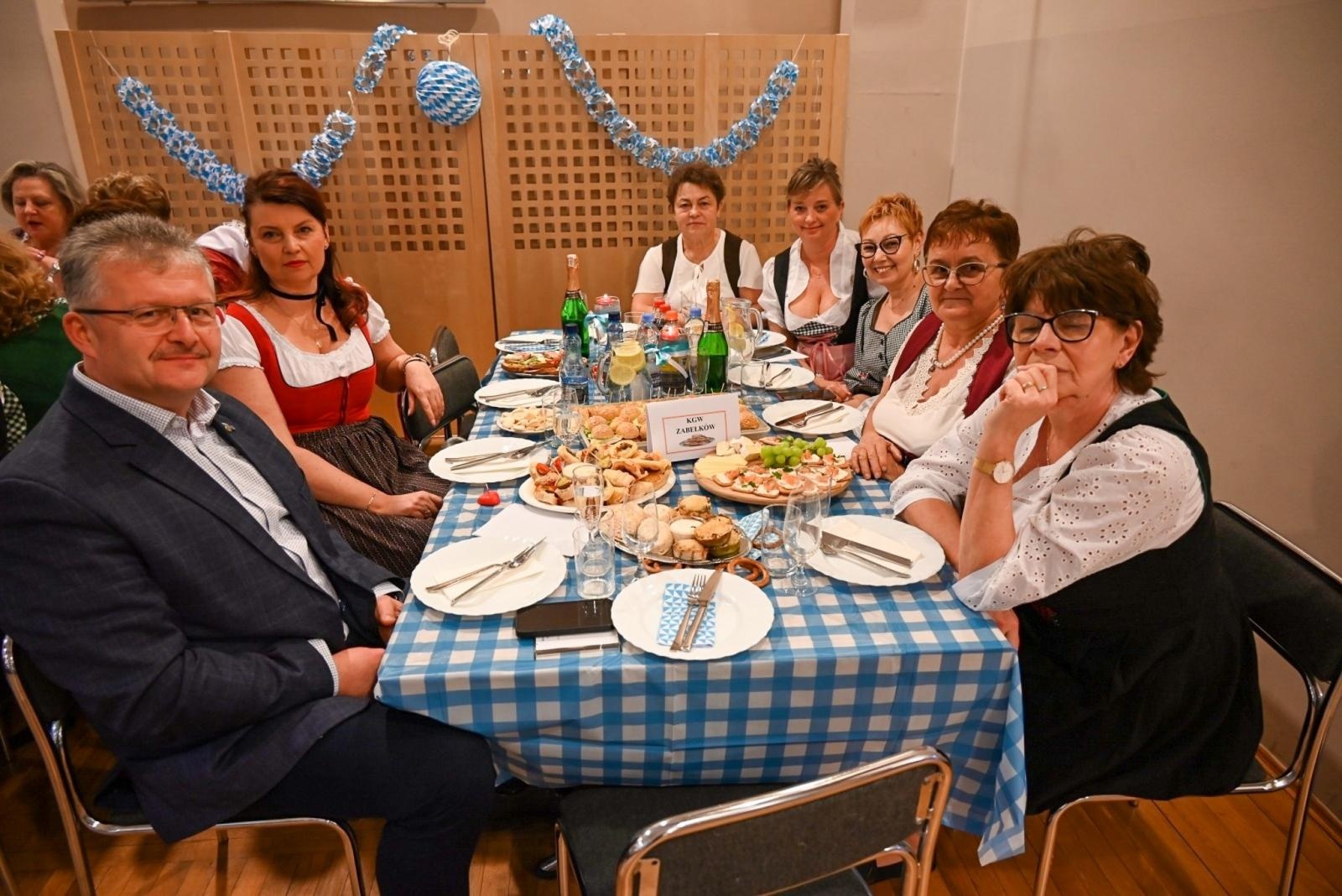 Zdjęcie w galerii na portalu naszraciborz.pl: Wójt stracił krawat, a gospodynie szalały. Babski comber w Tworkowie [FOTO i WIDEO] wiadomości z regionu