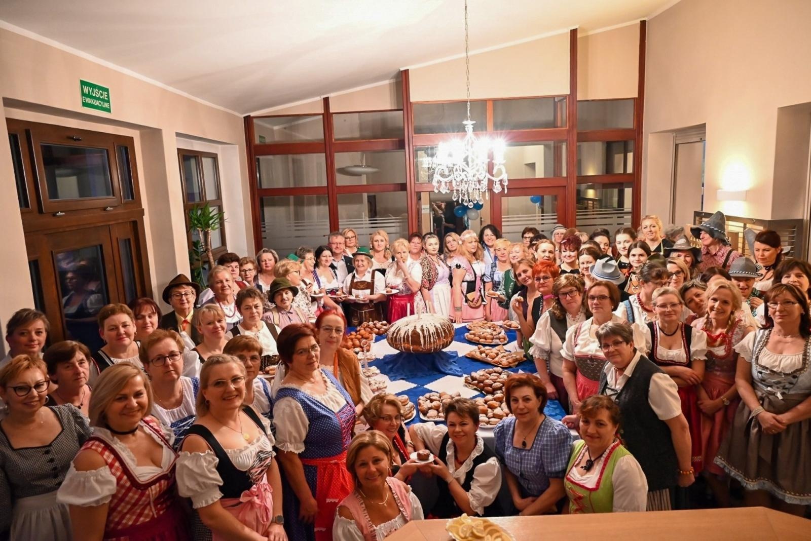 Zdjęcie w galerii na portalu naszraciborz.pl: Wójt stracił krawat, a gospodynie szalały. Babski comber w Tworkowie [FOTO i WIDEO] wiadomości z regionu