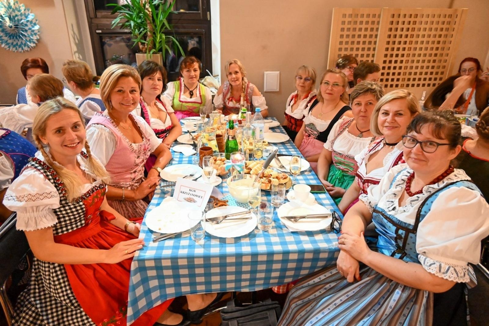 Zdjęcie w galerii na portalu naszraciborz.pl: Wójt stracił krawat, a gospodynie szalały. Babski comber w Tworkowie [FOTO i WIDEO] wiadomości z regionu