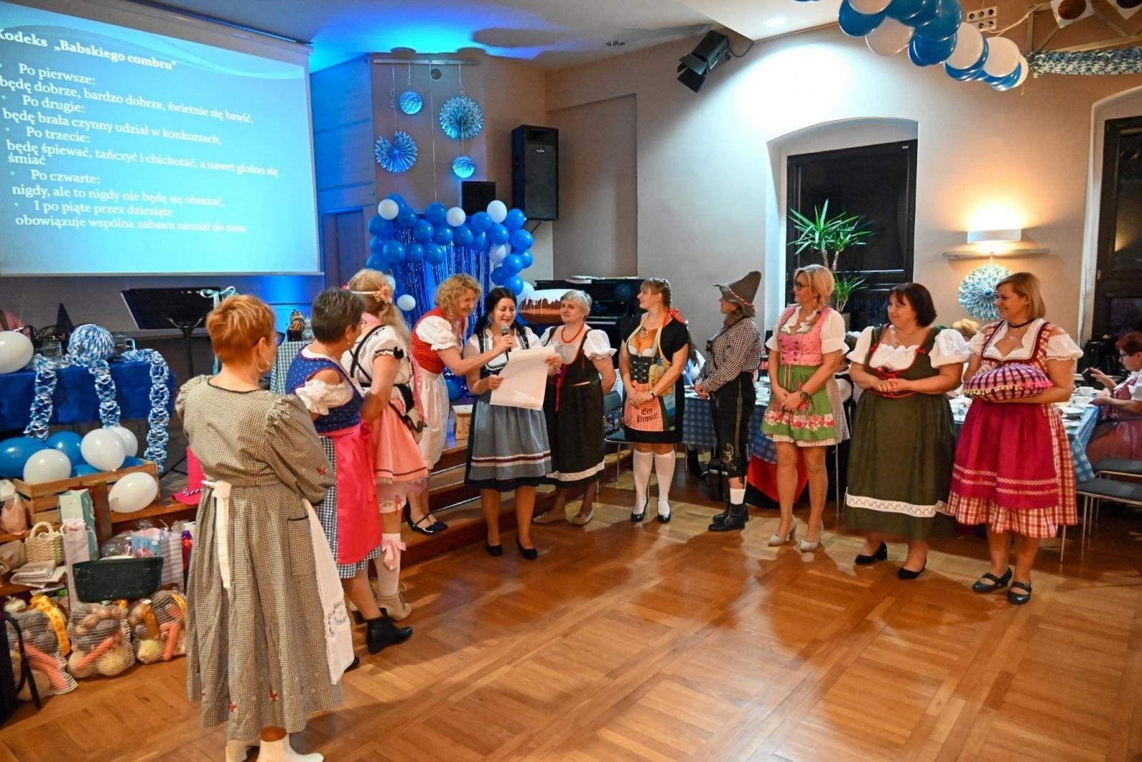 Zdjęcie w galerii na portalu naszraciborz.pl: Wójt stracił krawat, a gospodynie szalały. Babski comber w Tworkowie [FOTO i WIDEO] wiadomości z regionu