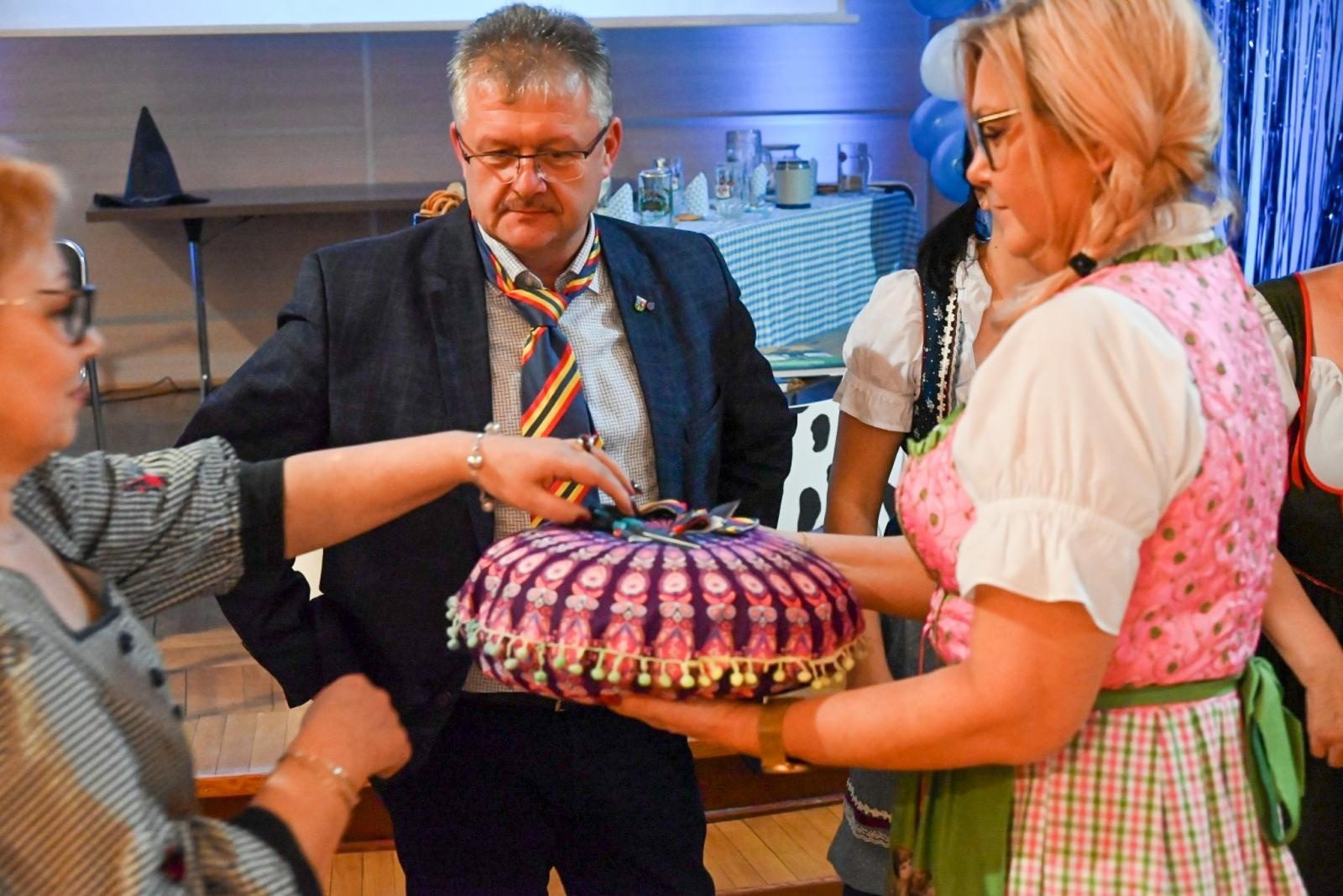 Zdjęcie w galerii na portalu naszraciborz.pl: Wójt stracił krawat, a gospodynie szalały. Babski comber w Tworkowie [FOTO i WIDEO] wiadomości z regionu