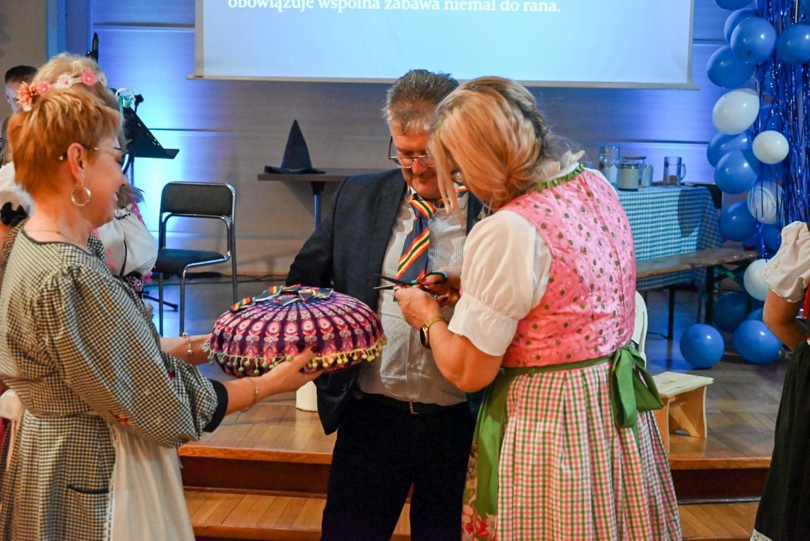 Zdjęcie w galerii na portalu naszraciborz.pl: Wójt stracił krawat, a gospodynie szalały. Babski comber w Tworkowie [FOTO i WIDEO] wiadomości z regionu