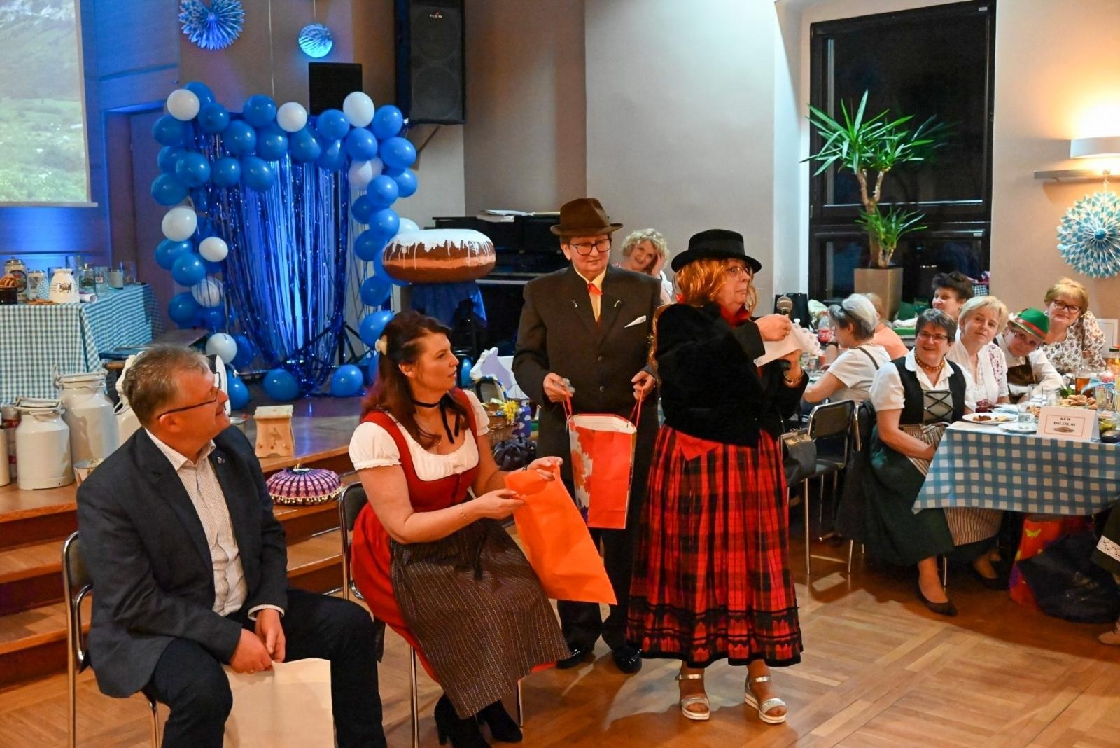 Zdjęcie w galerii na portalu naszraciborz.pl: Wójt stracił krawat, a gospodynie szalały. Babski comber w Tworkowie [FOTO i WIDEO] wiadomości z regionu