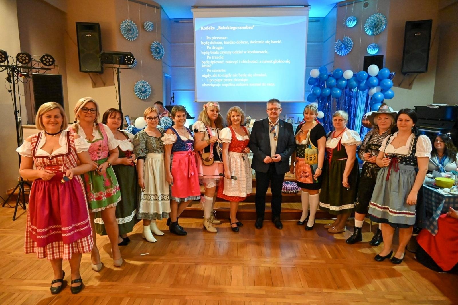 Zdjęcie w galerii na portalu naszraciborz.pl: Wójt stracił krawat, a gospodynie szalały. Babski comber w Tworkowie [FOTO i WIDEO] wiadomości z regionu