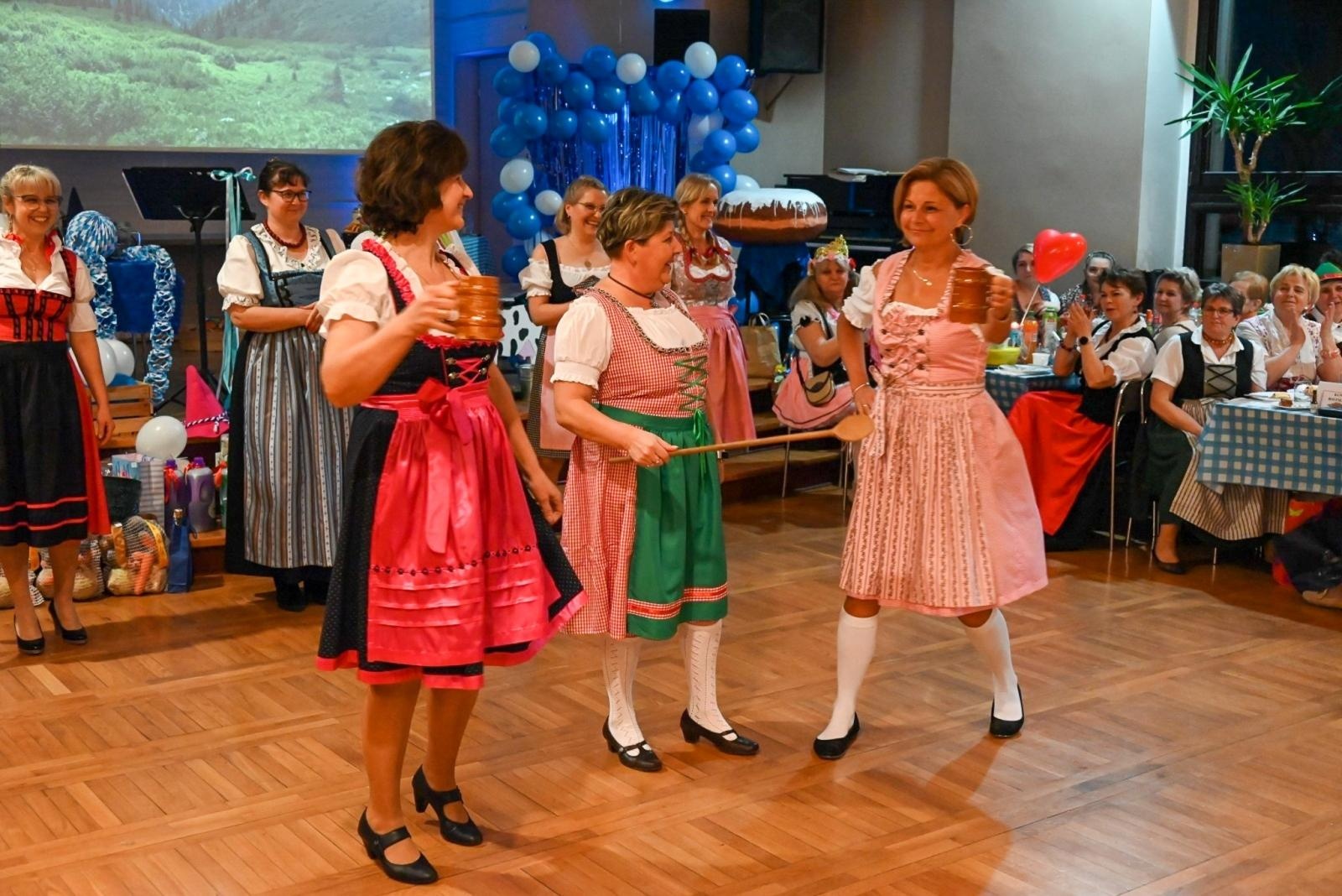 Zdjęcie w galerii na portalu naszraciborz.pl: Wójt stracił krawat, a gospodynie szalały. Babski comber w Tworkowie [FOTO i WIDEO] wiadomości z regionu