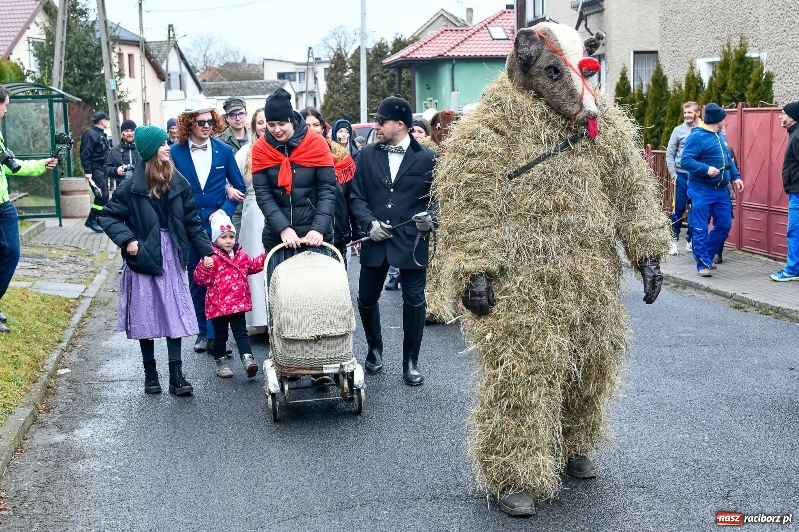 Zdjęcie w galerii na portalu naszraciborz.pl: W Samborowicach tradycja nie ginie. TANZBÄR na ostatki [FOTO i WIDEO] wiadomości z regionu