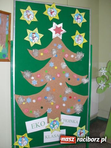 Zdjęcie w galerii na portalu naszraciborz.pl: W SP4 stanęły ekologiczne choinki wiadomości z regionu