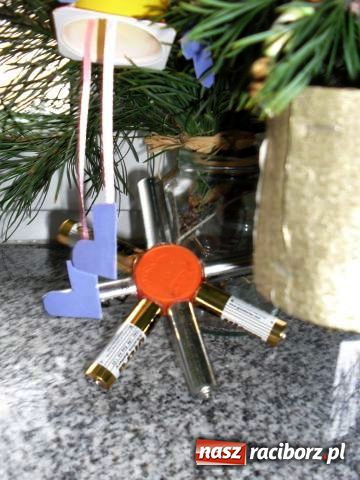 Zdjęcie w galerii na portalu naszraciborz.pl: W SP4 stanęły ekologiczne choinki wiadomości z regionu