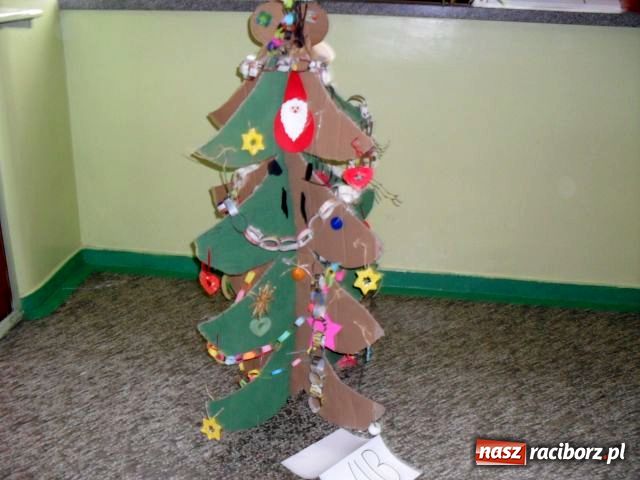 Zdjęcie w galerii na portalu naszraciborz.pl: W SP4 stanęły ekologiczne choinki wiadomości z regionu