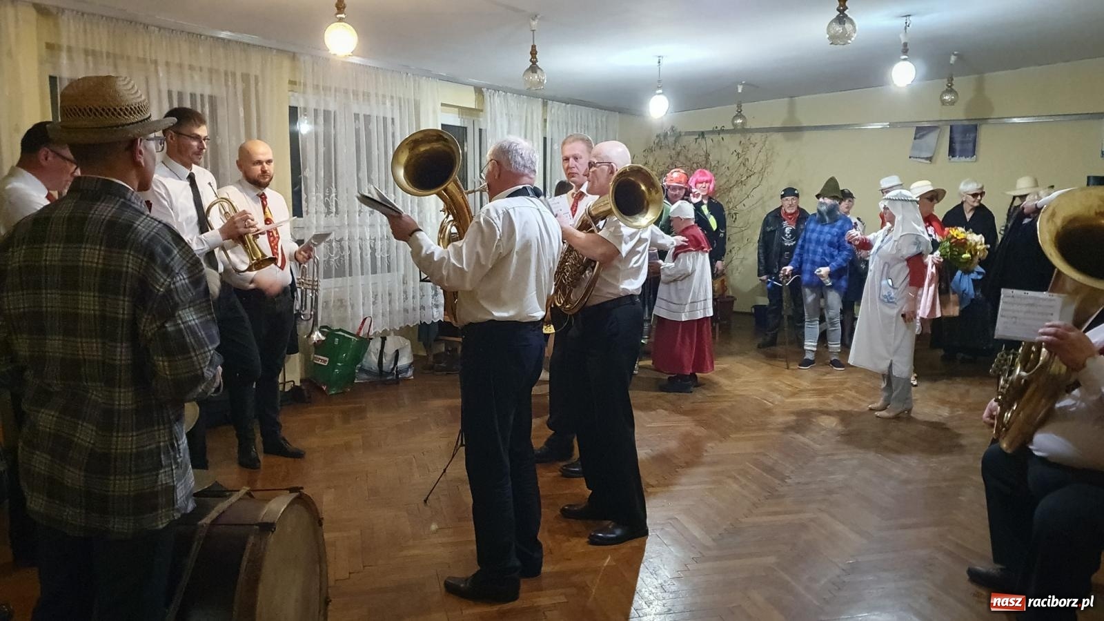 Zdjęcie w galerii na portalu naszraciborz.pl: W Krzanowicach odbył się pogrzeb basa. To już koniec karnawału [FOTO i WIDEO] wiadomości z regionu