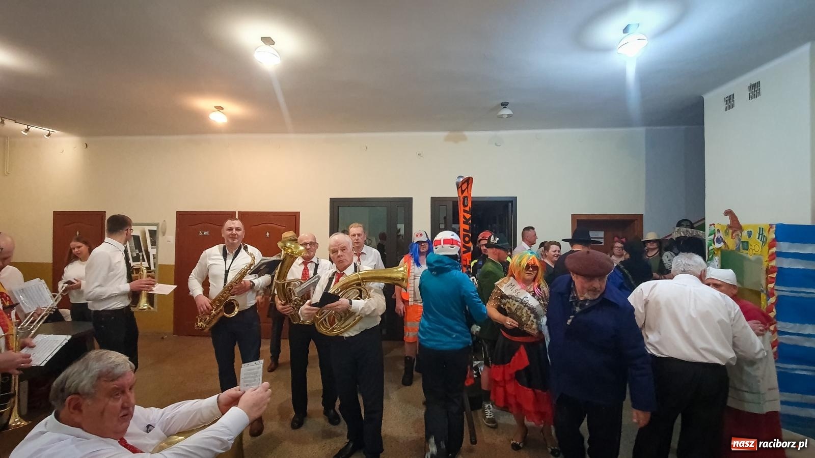 Zdjęcie w galerii na portalu naszraciborz.pl: W Krzanowicach odbył się pogrzeb basa. To już koniec karnawału [FOTO i WIDEO] wiadomości z regionu
