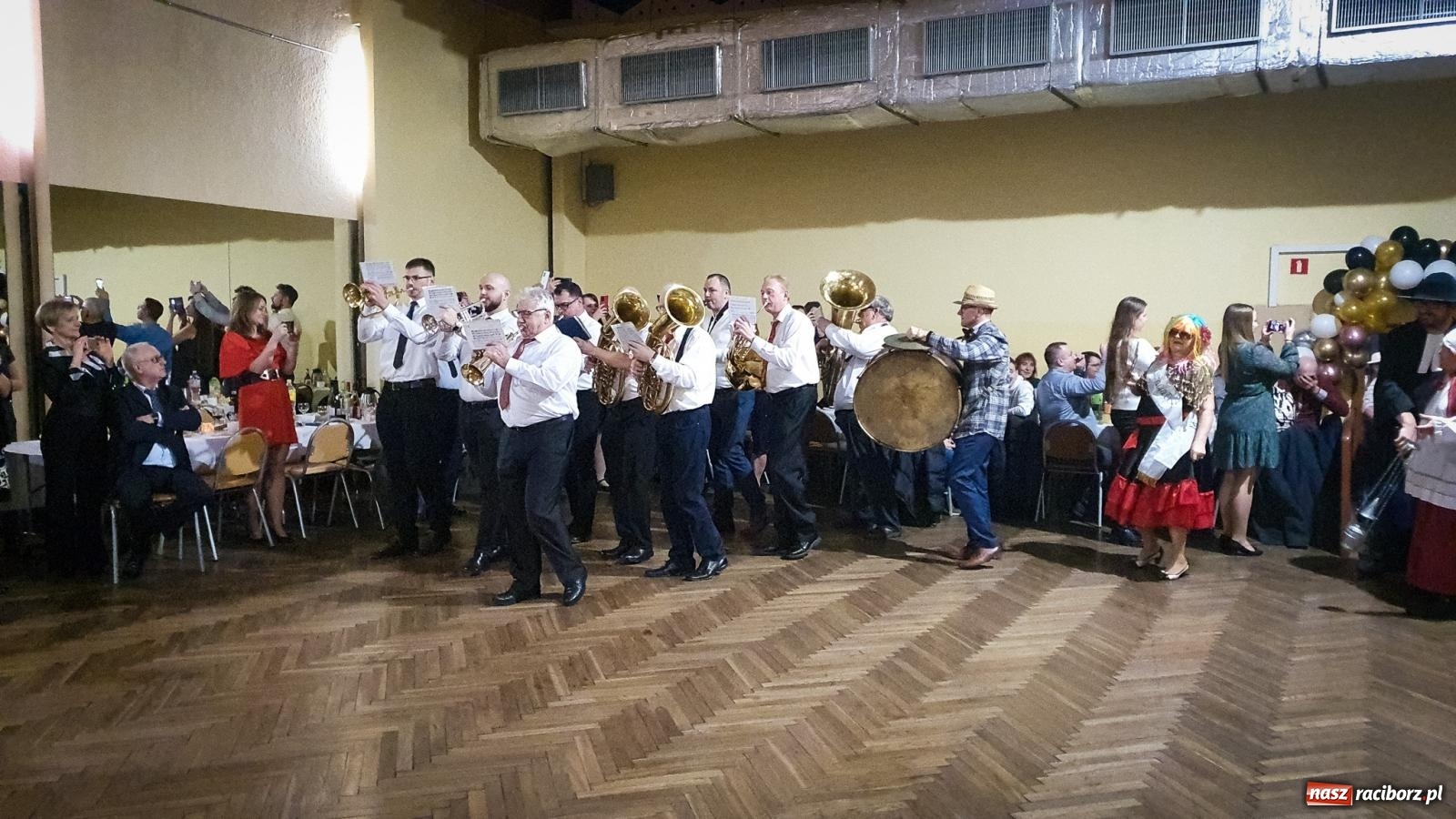 Zdjęcie w galerii na portalu naszraciborz.pl: W Krzanowicach odbył się pogrzeb basa. To już koniec karnawału [FOTO i WIDEO] wiadomości z regionu