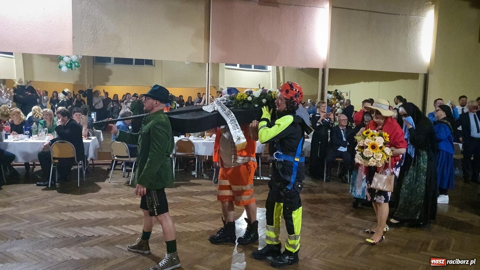 Zdjęcie w galerii na portalu naszraciborz.pl: W Krzanowicach odbył się pogrzeb basa. To już koniec karnawału [FOTO i WIDEO] wiadomości z regionu