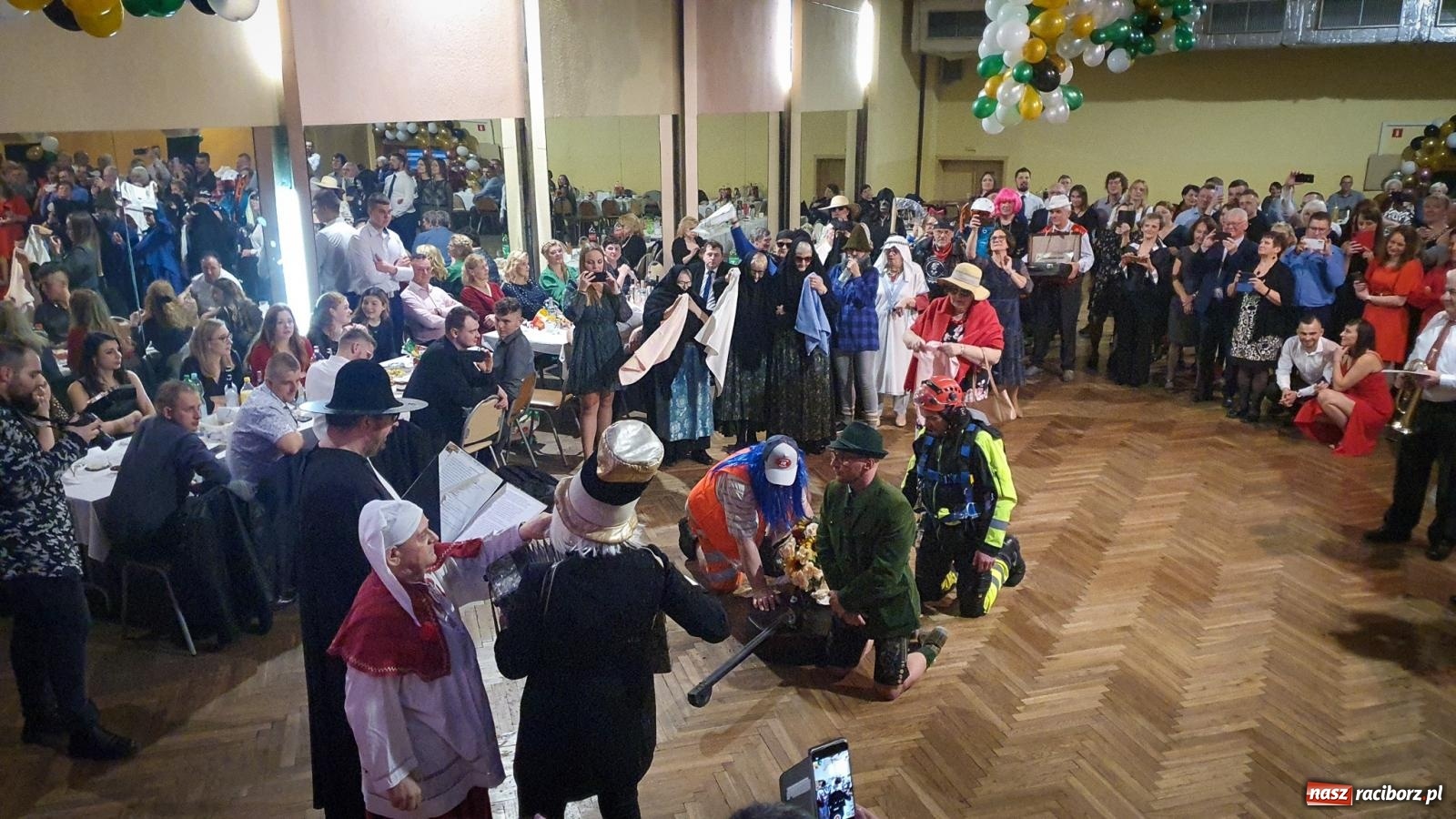 Zdjęcie w galerii na portalu naszraciborz.pl: W Krzanowicach odbył się pogrzeb basa. To już koniec karnawału [FOTO i WIDEO] wiadomości z regionu