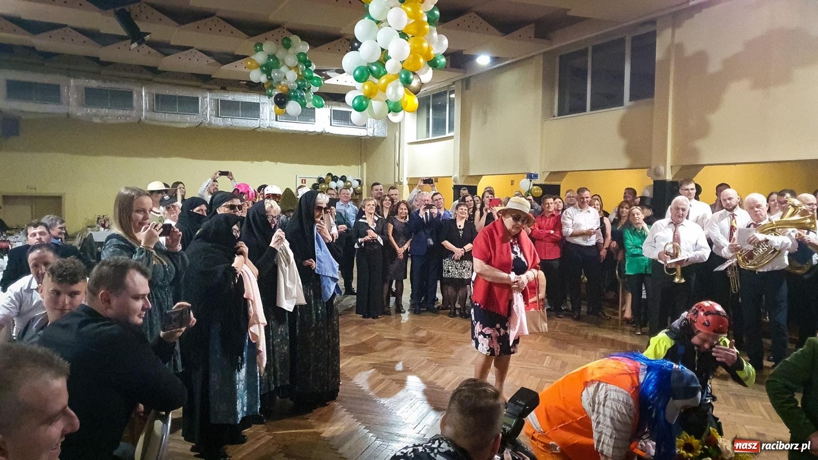 Zdjęcie w galerii na portalu naszraciborz.pl: W Krzanowicach odbył się pogrzeb basa. To już koniec karnawału [FOTO i WIDEO] wiadomości z regionu