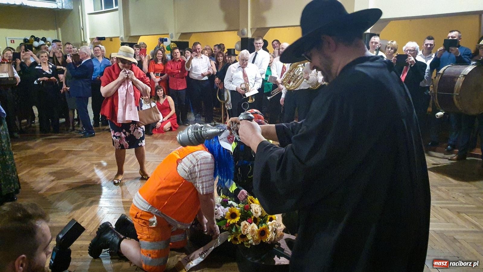 Zdjęcie w galerii na portalu naszraciborz.pl: W Krzanowicach odbył się pogrzeb basa. To już koniec karnawału [FOTO i WIDEO] wiadomości z regionu