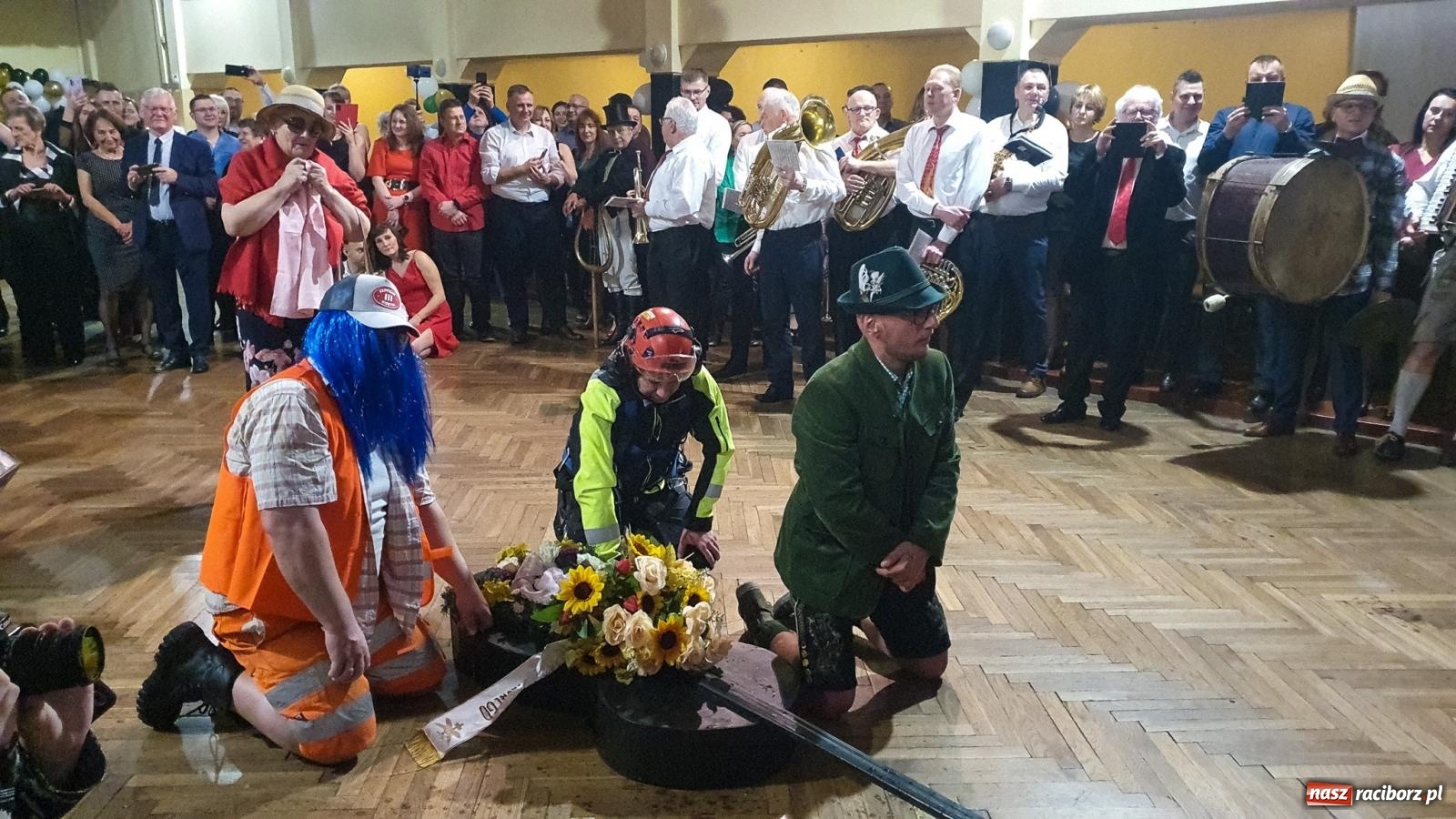 Zdjęcie w galerii na portalu naszraciborz.pl: W Krzanowicach odbył się pogrzeb basa. To już koniec karnawału [FOTO i WIDEO] wiadomości z regionu