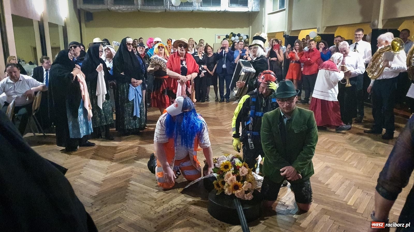 Zdjęcie w galerii na portalu naszraciborz.pl: W Krzanowicach odbył się pogrzeb basa. To już koniec karnawału [FOTO i WIDEO] wiadomości z regionu