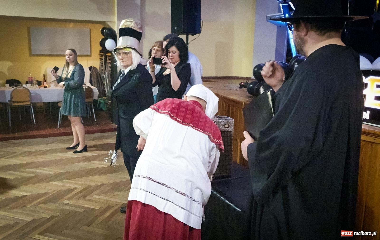 Zdjęcie w galerii na portalu naszraciborz.pl: W Krzanowicach odbył się pogrzeb basa. To już koniec karnawału [FOTO i WIDEO] wiadomości z regionu