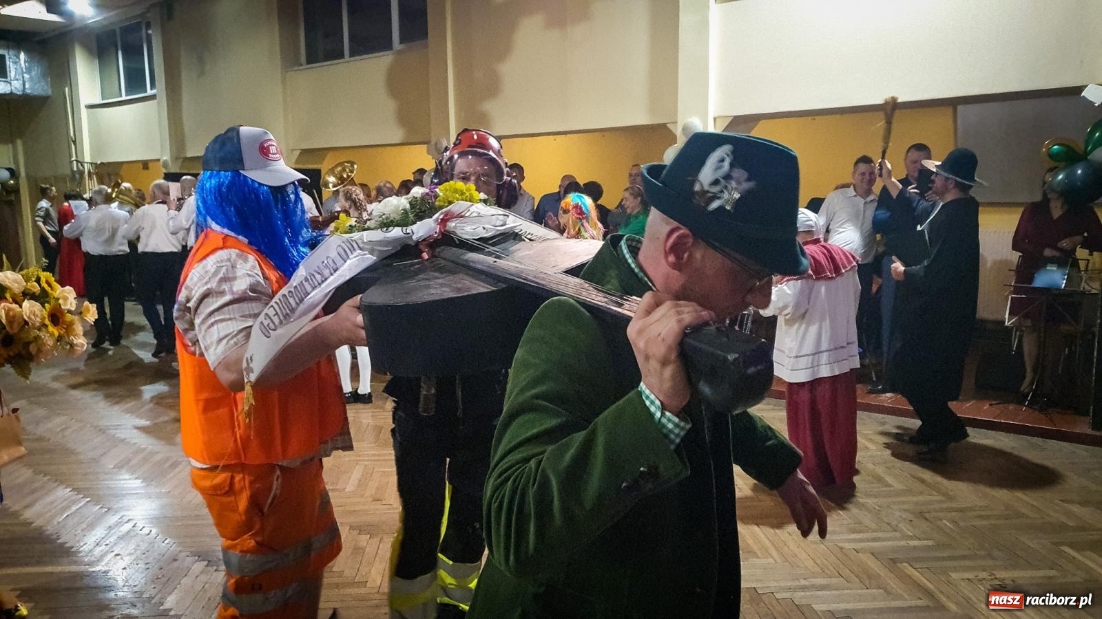 Zdjęcie w galerii na portalu naszraciborz.pl: W Krzanowicach odbył się pogrzeb basa. To już koniec karnawału [FOTO i WIDEO] wiadomości z regionu