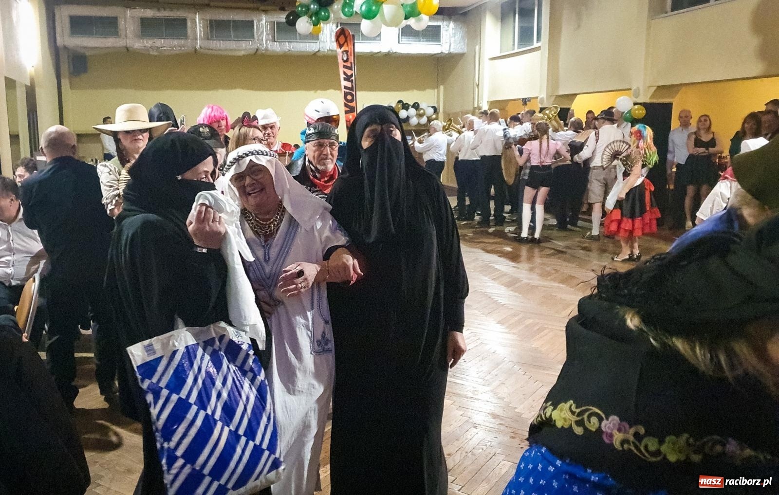 Zdjęcie w galerii na portalu naszraciborz.pl: W Krzanowicach odbył się pogrzeb basa. To już koniec karnawału [FOTO i WIDEO] wiadomości z regionu