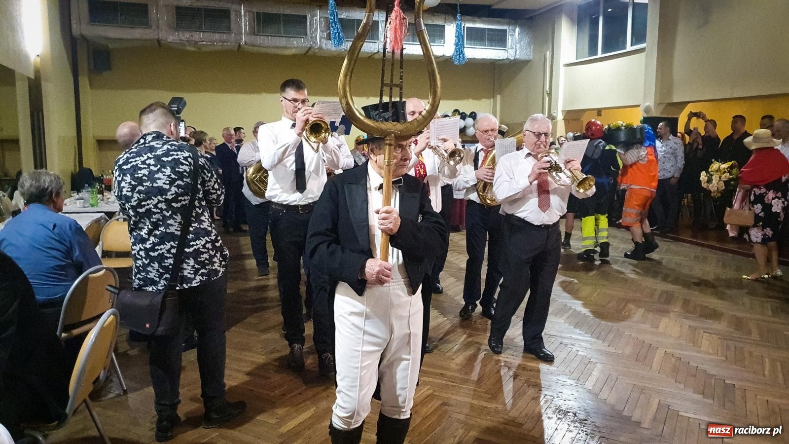 Zdjęcie w galerii na portalu naszraciborz.pl: W Krzanowicach odbył się pogrzeb basa. To już koniec karnawału [FOTO i WIDEO] wiadomości z regionu