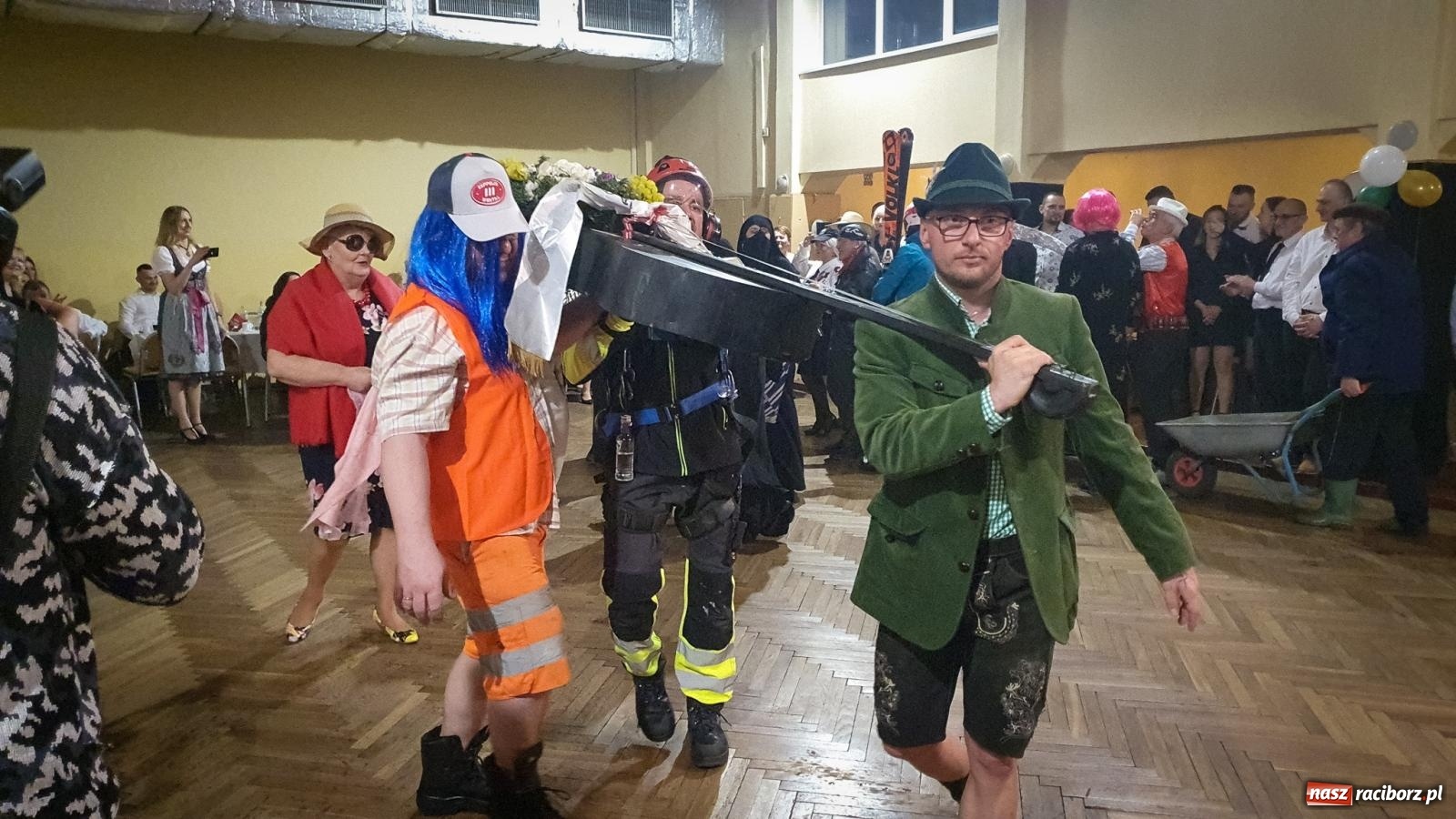 Zdjęcie w galerii na portalu naszraciborz.pl: W Krzanowicach odbył się pogrzeb basa. To już koniec karnawału [FOTO i WIDEO] wiadomości z regionu