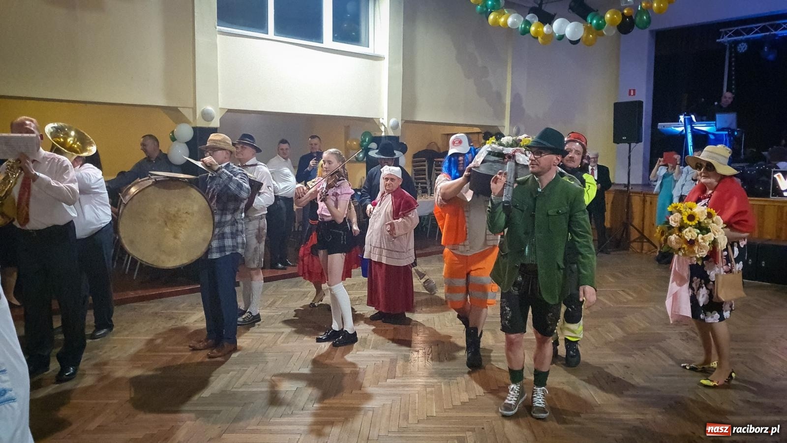 Zdjęcie w galerii na portalu naszraciborz.pl: W Krzanowicach odbył się pogrzeb basa. To już koniec karnawału [FOTO i WIDEO] wiadomości z regionu