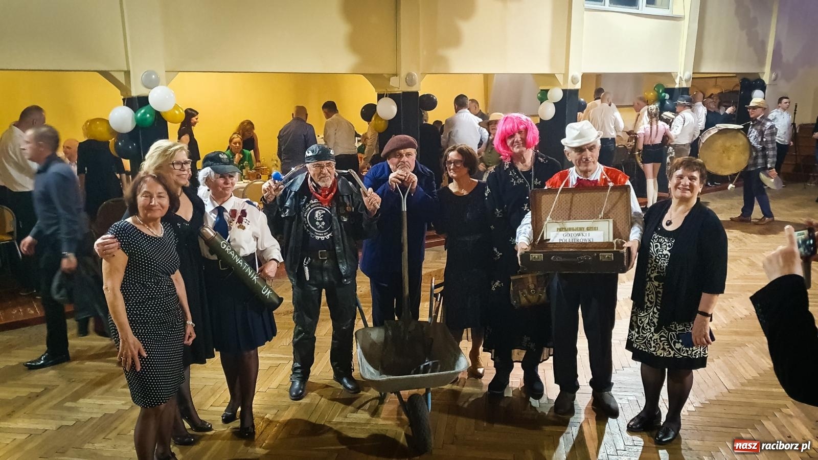 Zdjęcie w galerii na portalu naszraciborz.pl: W Krzanowicach odbył się pogrzeb basa. To już koniec karnawału [FOTO i WIDEO] wiadomości z regionu