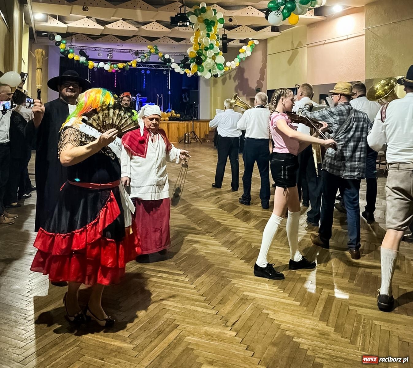Zdjęcie w galerii na portalu naszraciborz.pl: W Krzanowicach odbył się pogrzeb basa. To już koniec karnawału [FOTO i WIDEO] wiadomości z regionu