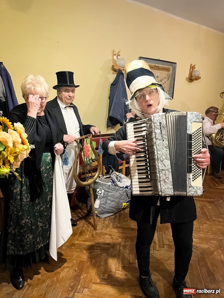 Zdjęcie w galerii na portalu naszraciborz.pl: W Krzanowicach odbył się pogrzeb basa. To już koniec karnawału [FOTO i WIDEO] wiadomości z regionu