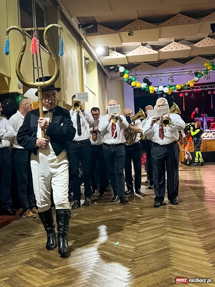 Zdjęcie w galerii na portalu naszraciborz.pl: W Krzanowicach odbył się pogrzeb basa. To już koniec karnawału [FOTO i WIDEO] wiadomości z regionu