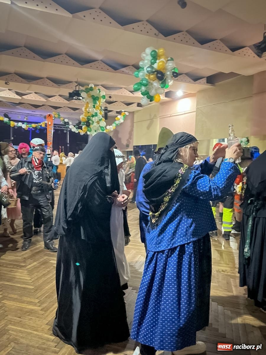 Zdjęcie w galerii na portalu naszraciborz.pl: W Krzanowicach odbył się pogrzeb basa. To już koniec karnawału [FOTO i WIDEO] wiadomości z regionu