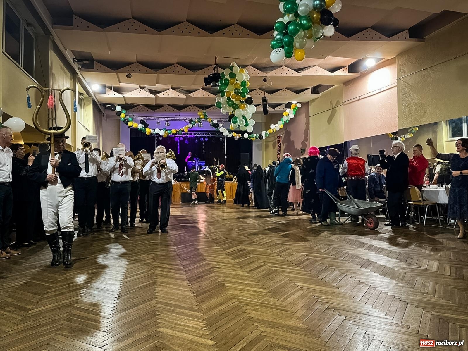 Zdjęcie w galerii na portalu naszraciborz.pl: W Krzanowicach odbył się pogrzeb basa. To już koniec karnawału [FOTO i WIDEO] wiadomości z regionu