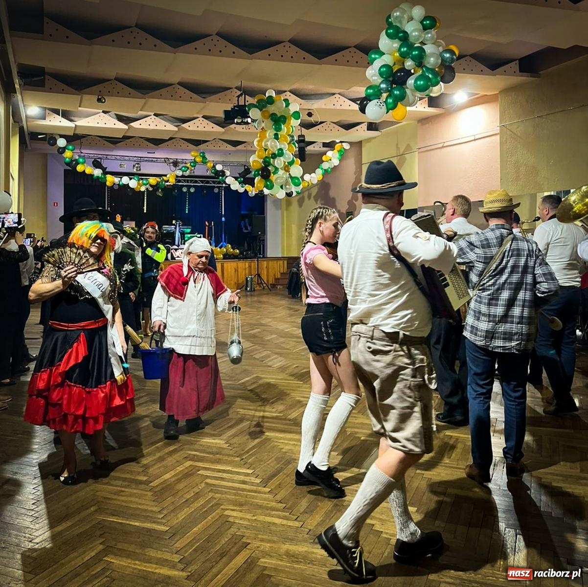 Zdjęcie w galerii na portalu naszraciborz.pl: W Krzanowicach odbył się pogrzeb basa. To już koniec karnawału [FOTO i WIDEO] wiadomości z regionu