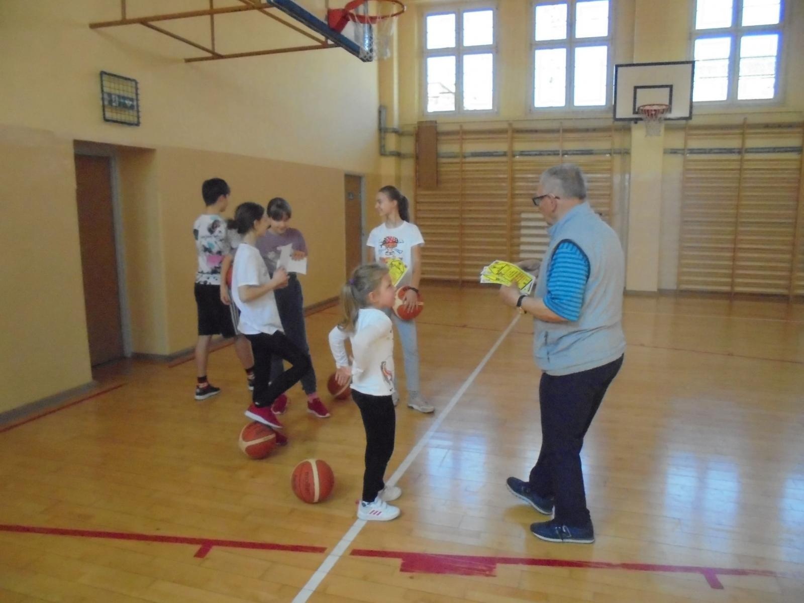 Zdjęcie w galerii na portalu naszraciborz.pl: Sportowy konkurs w rzutach osobistych wiadomości z regionu