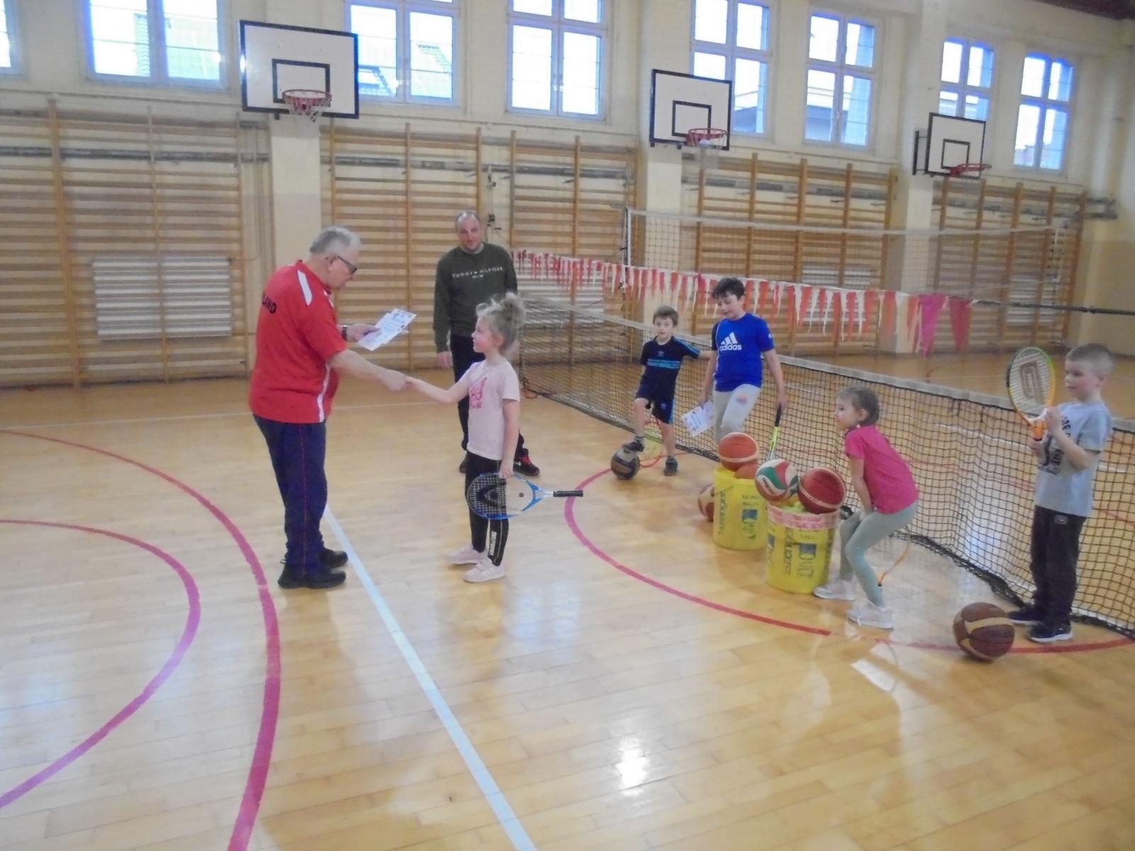 Zdjęcie w galerii na portalu naszraciborz.pl: Sportowy konkurs w rzutach osobistych wiadomości z regionu