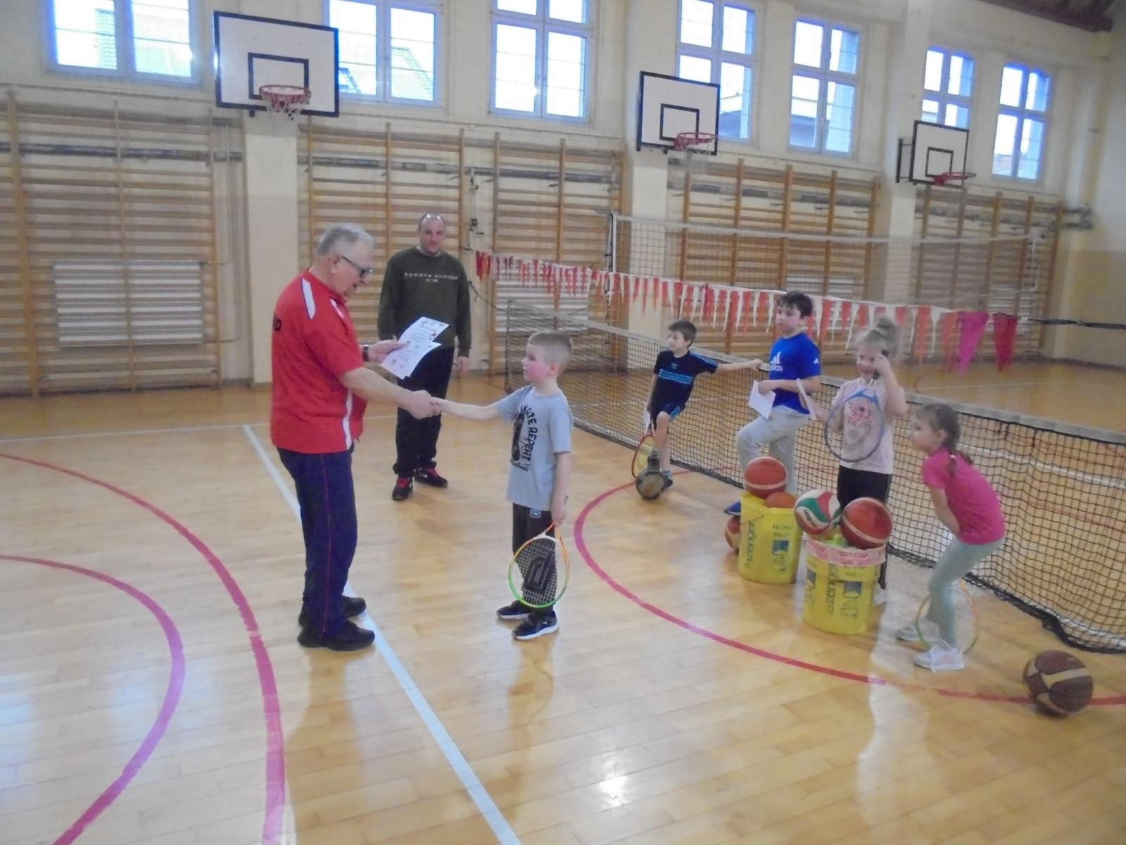 Zdjęcie w galerii na portalu naszraciborz.pl: Sportowy konkurs w rzutach osobistych wiadomości z regionu