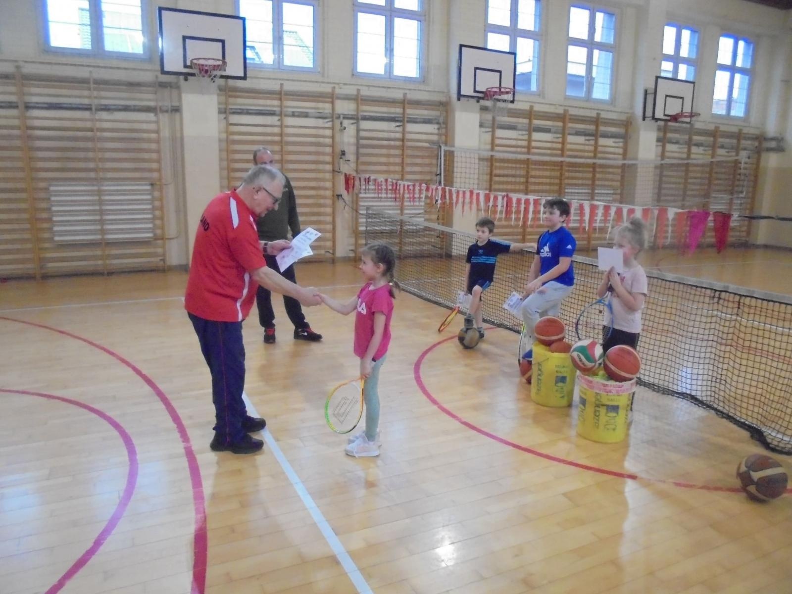 Zdjęcie w galerii na portalu naszraciborz.pl: Sportowy konkurs w rzutach osobistych wiadomości z regionu