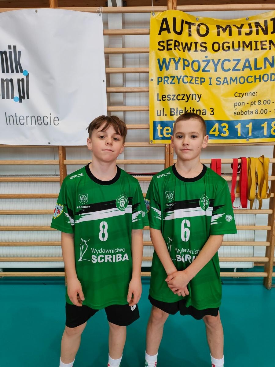 Zdjęcie w galerii na portalu naszraciborz.pl: Młodzi adepci siatkówki z Raciborza na turnieju w Rybniku wiadomości z regionu