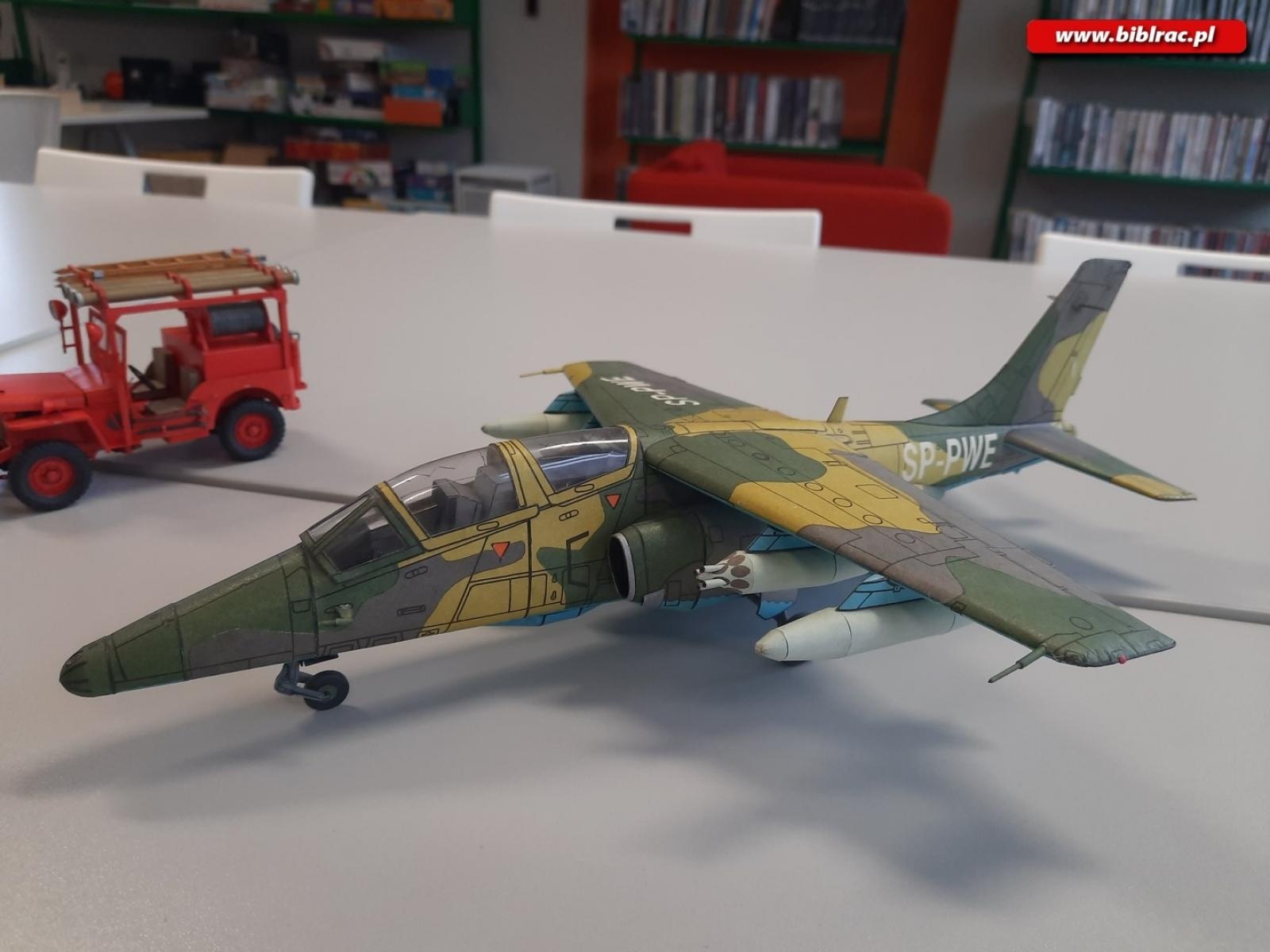 Zdjęcie w galerii na portalu naszraciborz.pl: Modelarstwo dla każdego. Spotkanie z Andrzejem Beraczem w książnicy wiadomości z regionu