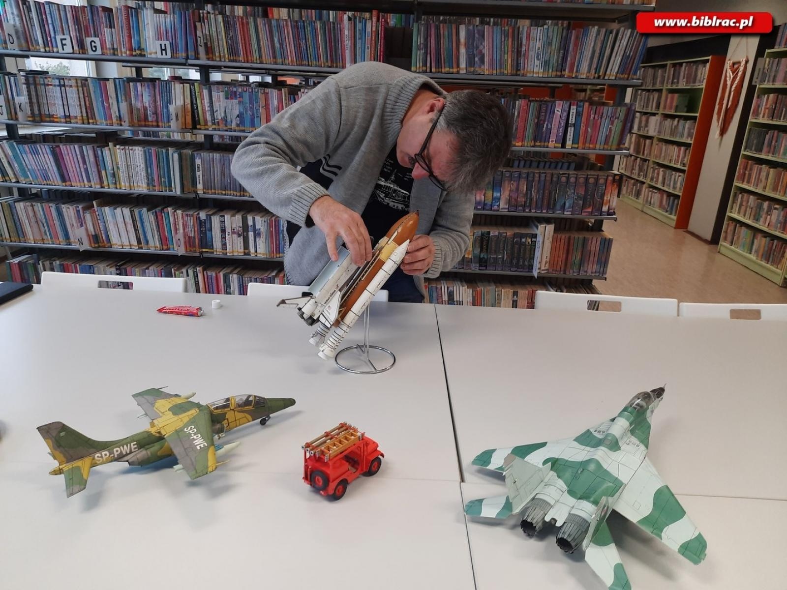 Zdjęcie w galerii na portalu naszraciborz.pl: Modelarstwo dla każdego. Spotkanie z Andrzejem Beraczem w książnicy wiadomości z regionu
