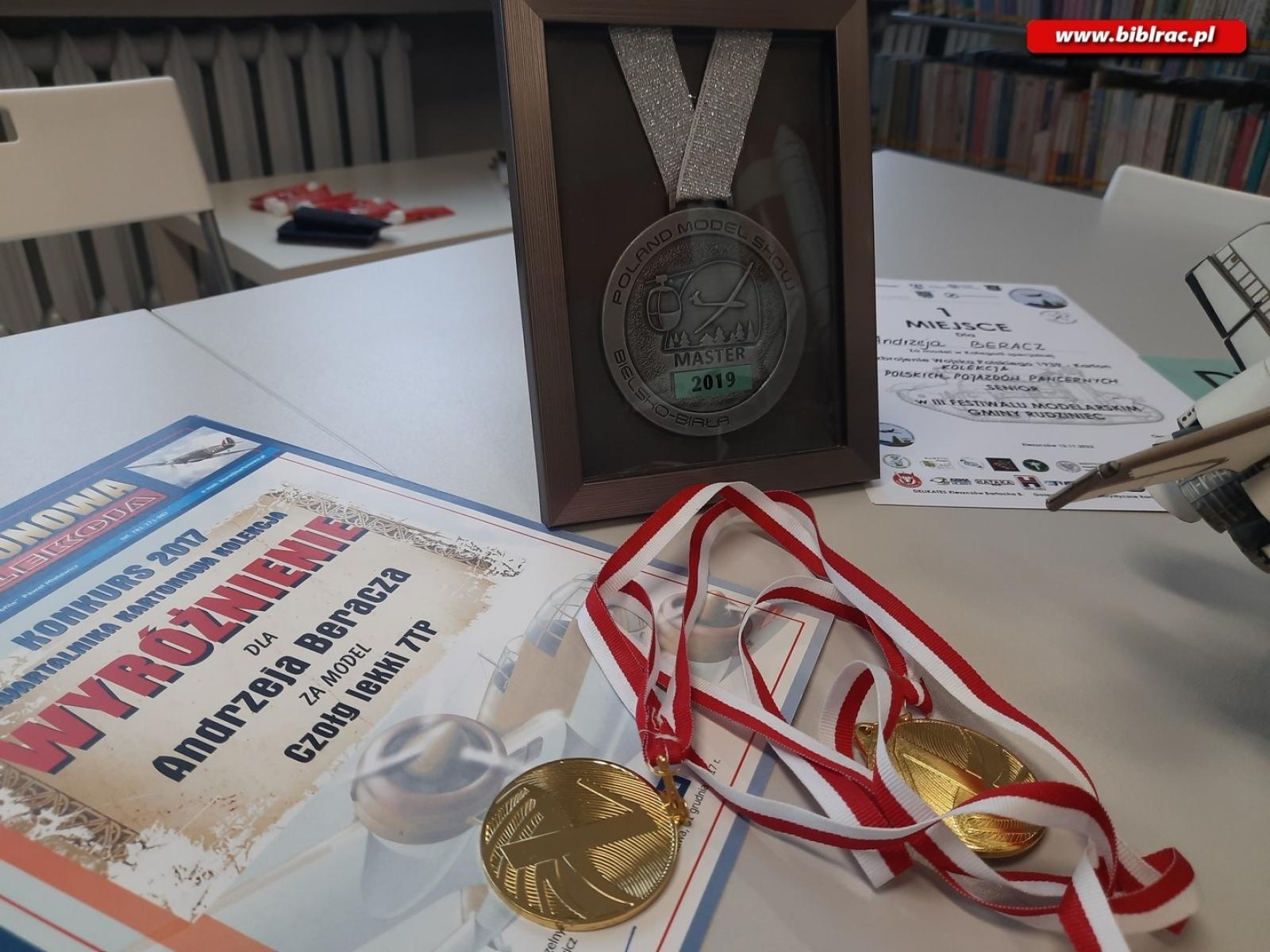 Zdjęcie w galerii na portalu naszraciborz.pl: Modelarstwo dla każdego. Spotkanie z Andrzejem Beraczem w książnicy wiadomości z regionu