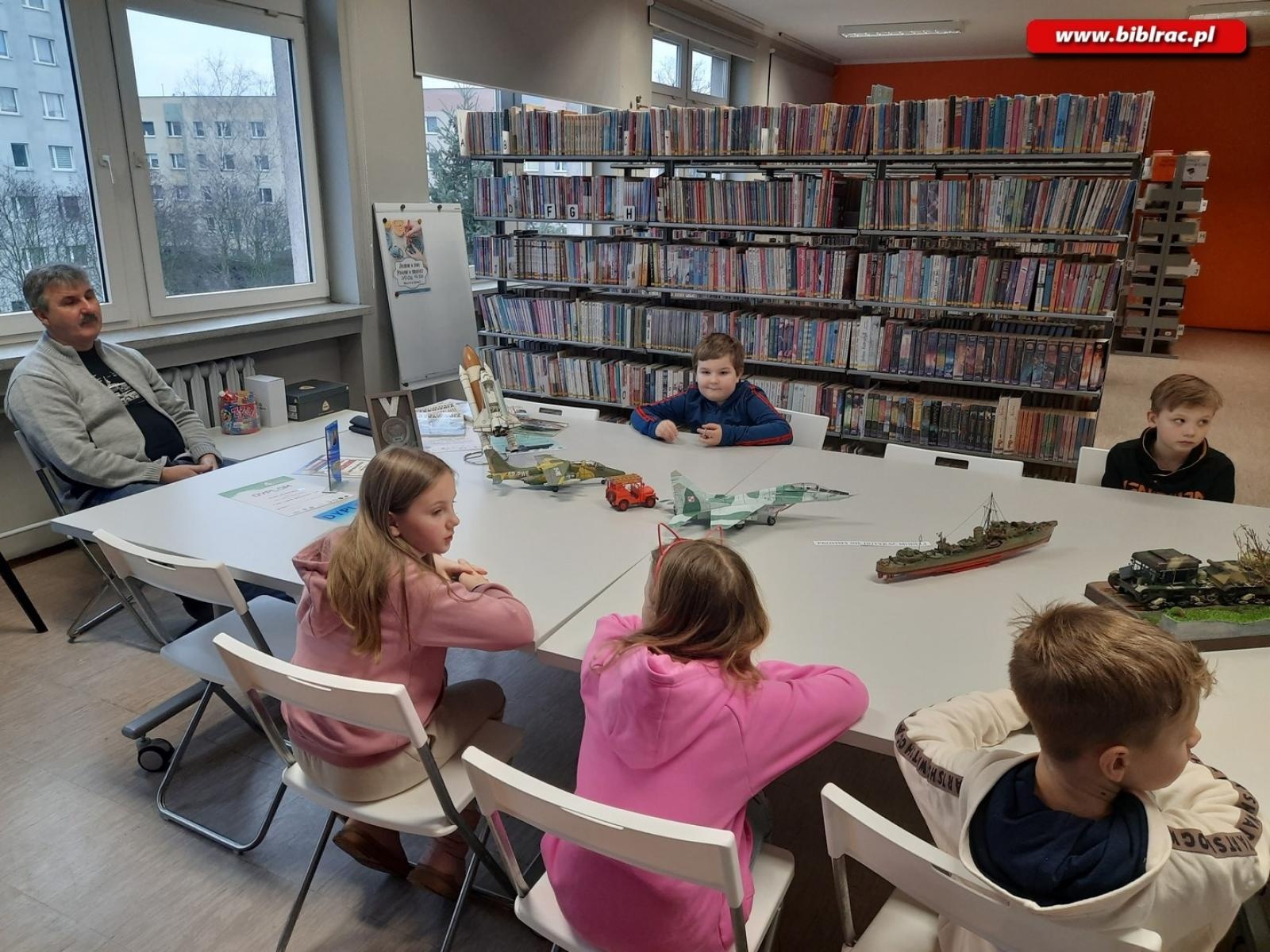 Zdjęcie w galerii na portalu naszraciborz.pl: Modelarstwo dla każdego. Spotkanie z Andrzejem Beraczem w książnicy wiadomości z regionu