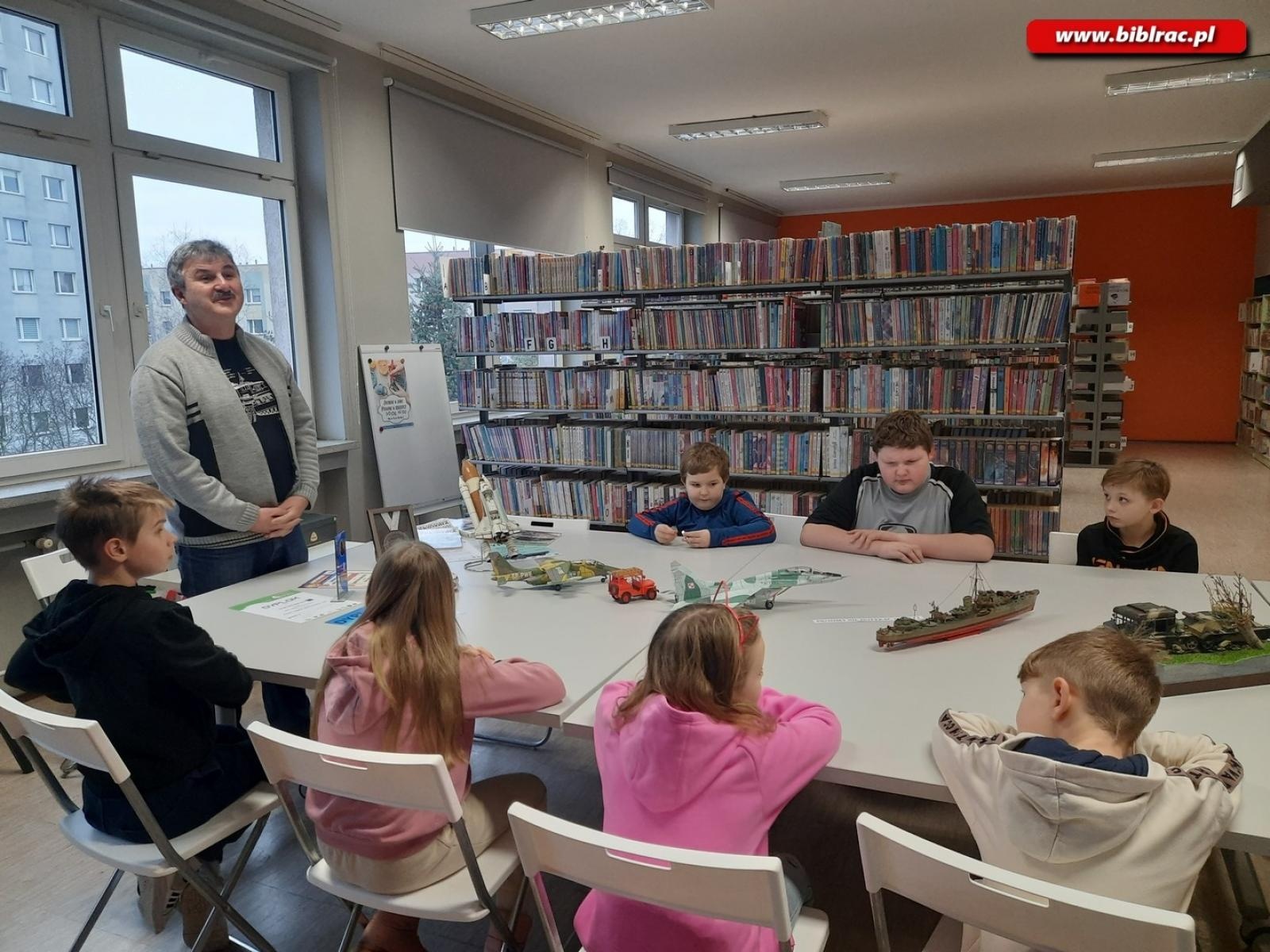 Zdjęcie w galerii na portalu naszraciborz.pl: Modelarstwo dla każdego. Spotkanie z Andrzejem Beraczem w książnicy wiadomości z regionu